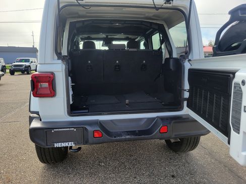 Used 2025 Jeep Wrangler Unlimited Sahara AWD/4WD image 18