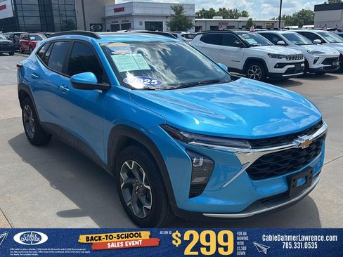 Used 2025 Chevrolet Trax LT w/ Sunroof Package FWD image 1