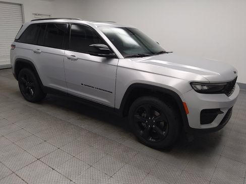 Used 2023 Jeep Grand Cherokee Altitude AWD/4WD image 11