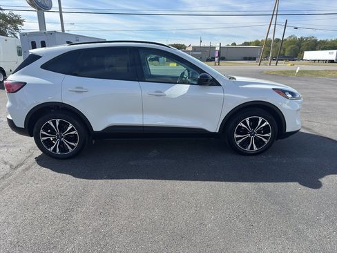 Used 2022 Ford Escape SE w/ SE Sport Appearance Package image 2