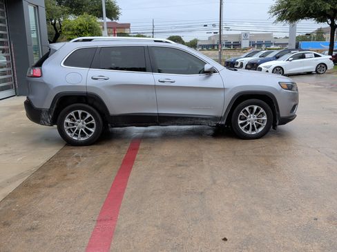 Used 2021 Jeep Cherokee Latitude Plus w/ Sun & Sound Group FWD image 11