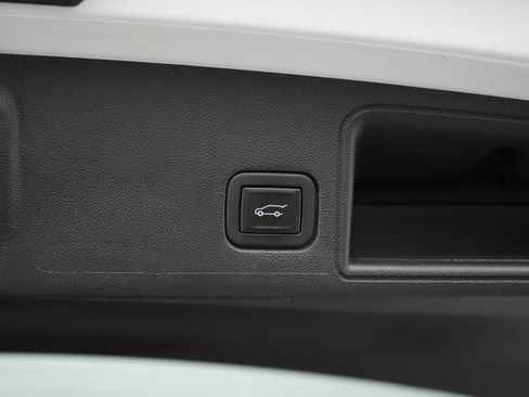 Used 2023 GMC Terrain SLE w/ Driver Convenience Package AWD/4WD image 17