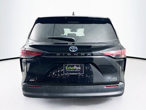 Used 2021 Toyota Sienna XLE image 7