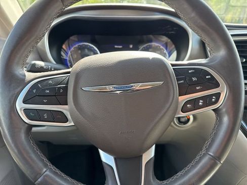 Used 2018 Chrysler Pacifica Touring-L Plus w/ Advanced Safetytec Group FWD image 17