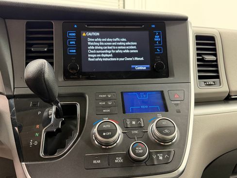 Used 2016 Toyota Sienna LE image 29