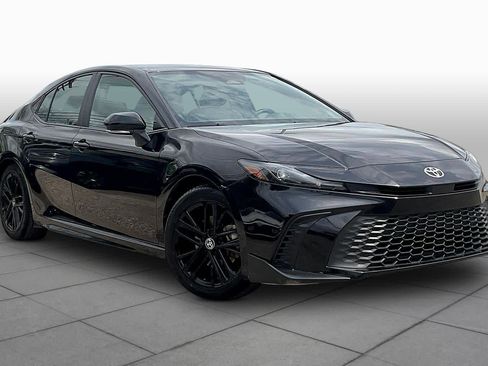 Used 2025 Toyota Camry SE image 3