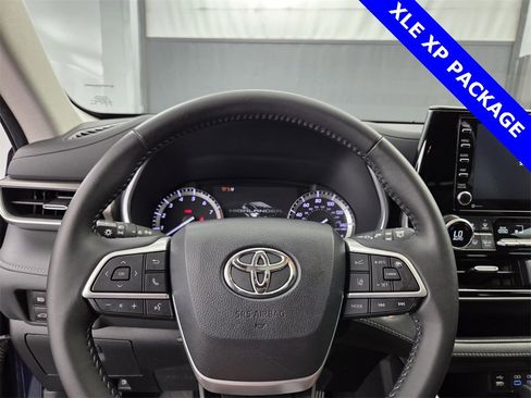 Used 2022 Toyota Highlander XLE image 27