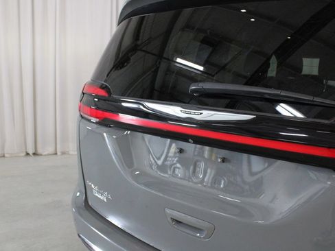 Used 2022 Chrysler Pacifica Touring-L w/ Uconnect Theater Family Group FWD image 32