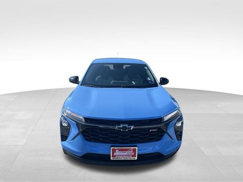 Used 2024 Chevrolet Trax RS FWD image 2