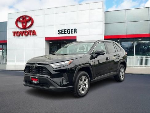 Used 2025 Toyota RAV4 XLE AWD/4WD image 11