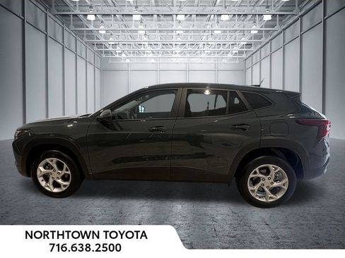 Used 2025 Chevrolet Trax LS w/ LS Convenience Package FWD image 6