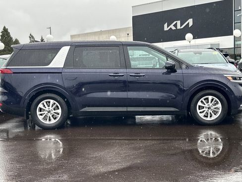 Used 2022 Kia Carnival LX image 3