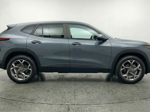 Used 2025 Chevrolet Trax LT FWD image 11