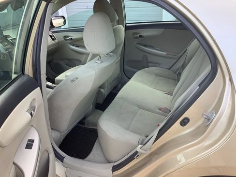 Used 2013 Toyota Corolla LE FWD image 19
