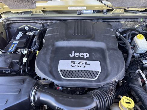 Used 2013 Jeep Wrangler Unlimited Sahara w/ Dual Top Group AWD/4WD image 9