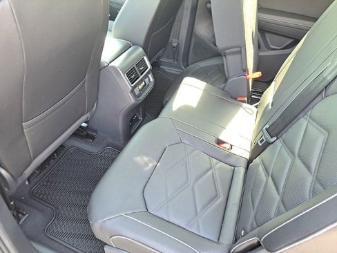 Used 2025 Volkswagen Atlas SE image 23