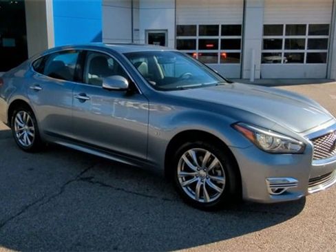 Used 2018 INFINITI Q70 Luxe image 2
