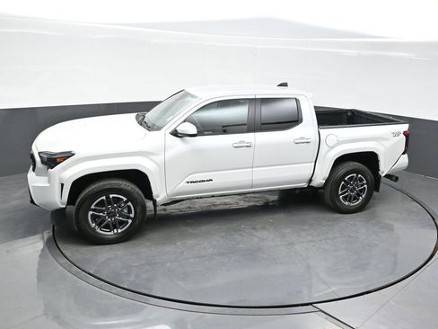 Used 2024 Toyota Tacoma TRD Sport AWD/4WD image 32