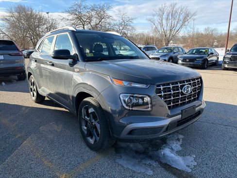 Used 2023 Hyundai Venue Limited image 3