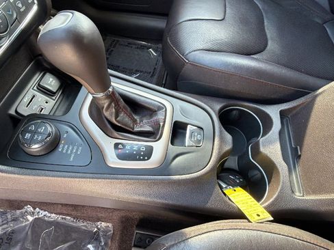 Used 2017 Jeep Cherokee Trailhawk image 13