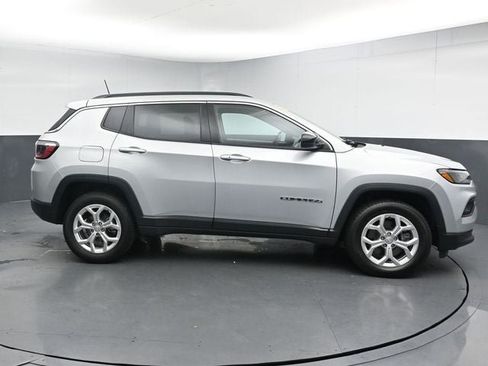 Used 2024 Jeep Compass Latitude AWD/4WD image 12