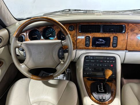 Used 2000 Jaguar XK8 Convertible RWD image 18