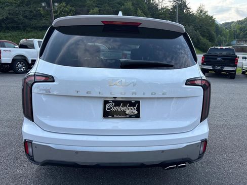 Used 2024 Kia Telluride EX w/ EX Captain's Chair Package FWD image 3