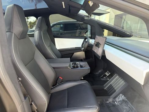 Used 2024 Tesla Cybertruck AWD Crew Cab image 35