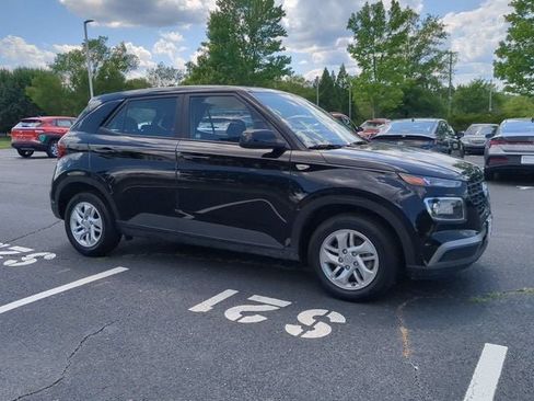 Used 2021 Hyundai Venue SE FWD image 2