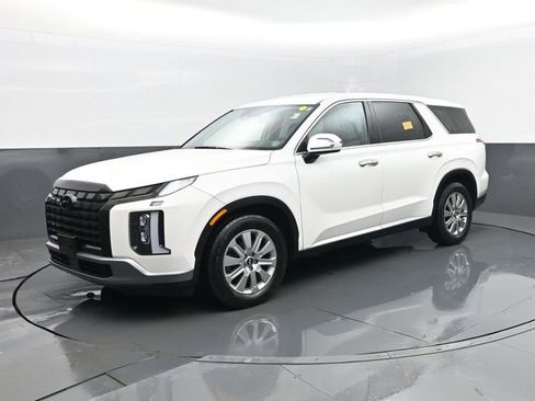 Used 2023 Hyundai Palisade SE image 2