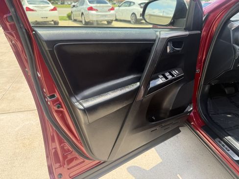 Used 2018 Toyota RAV4 SE AWD/4WD image 19