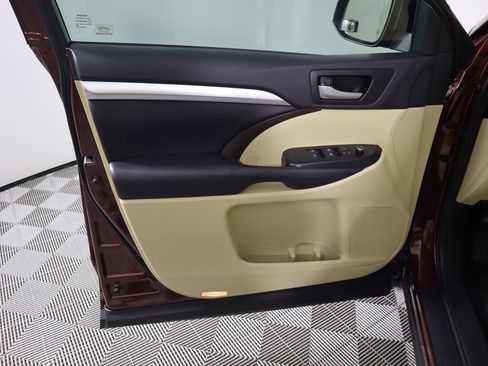 Used 2016 Toyota Highlander XLE image 25