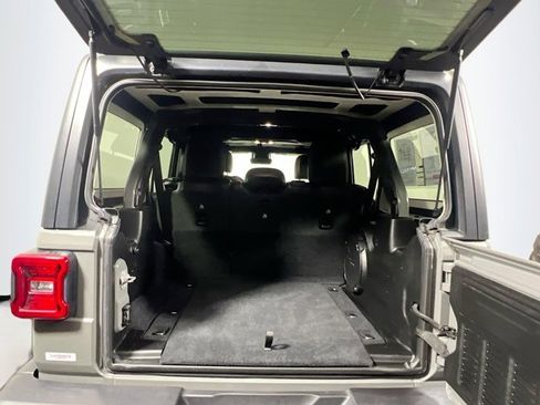 Used 2020 Jeep Wrangler Unlimited Sahara image 30