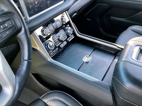 Used 2023 GMC Yukon Denali w/ Advanced Technology Package image 15