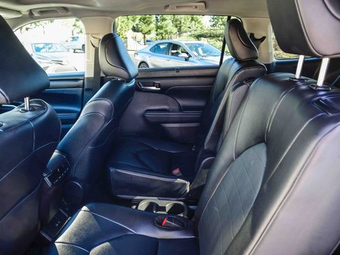 Certified 2025 Toyota Highlander XLE image 22
