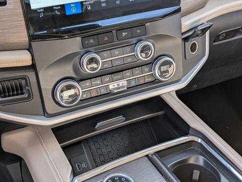 Used 2024 Ford Expedition Limited AWD/4WD image 18