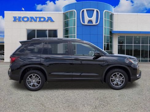 Used 2025 Honda Passport TrailSport image 2