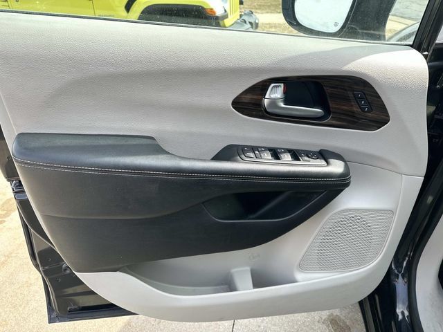 Used 2021 Chrysler Pacifica Limited AWD/4WD image 8