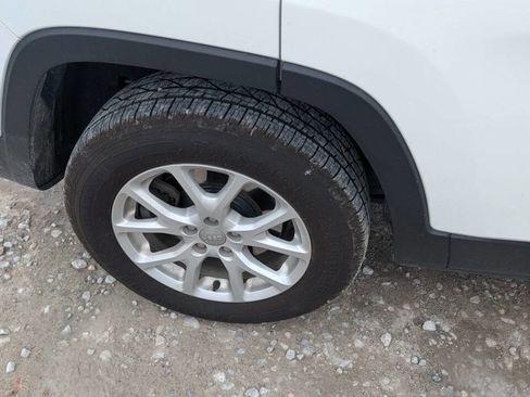 Used 2015 Jeep Cherokee Latitude w/ Cold Weather Group image 10