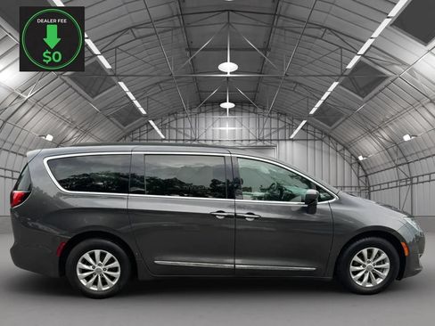 Used 2017 Chrysler Pacifica Touring-L FWD image 6