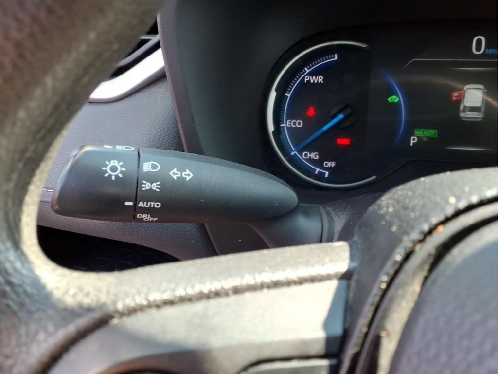 Used 2025 Toyota RAV4 XLE AWD/4WD image 18
