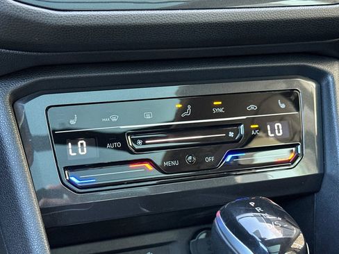 Used 2023 Volkswagen Tiguan SE w/ Panoramic Sunroof Package image 21