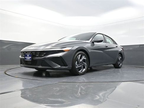 New 2025 Hyundai Elantra Limited image 35