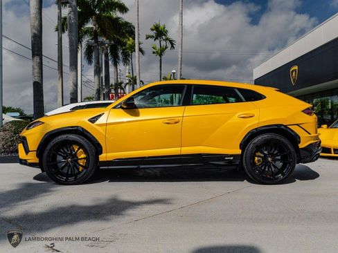 Used 2023 Lamborghini Urus S image 2