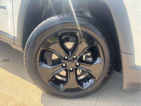 Used 2019 Jeep Compass Latitude AWD/4WD image 4