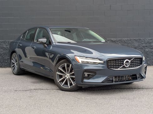 Used 2022 Volvo S60 B5 Momentum FWD image 3