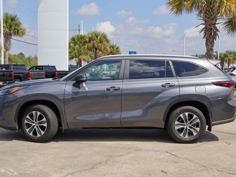 Used 2024 Toyota Highlander XLE AWD/4WD image 30