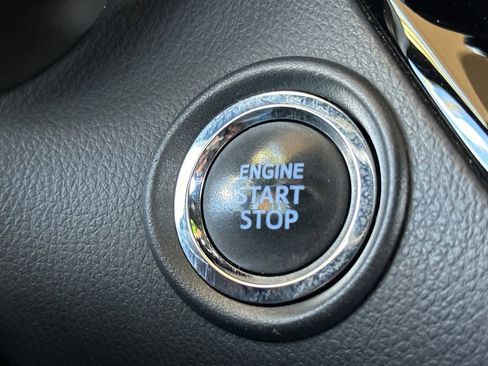 Used 2022 Toyota C-HR XLE FWD image 22