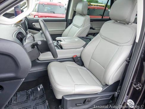 Used 2025 Ford Expedition Active AWD/4WD image 9