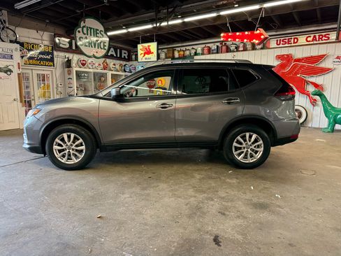 Used 2020 Nissan Rogue SV image 2